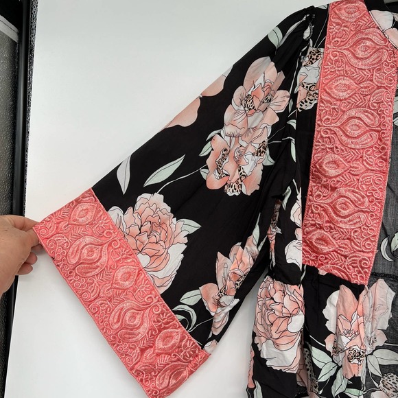 Jaase Floral Kimono Crop Cardigan Women's Sz M Black Pink Rayon Embroidered Trim - Picture 4 of 8